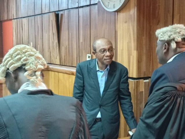 Formal Governor of Central Bank in company of Lawyers