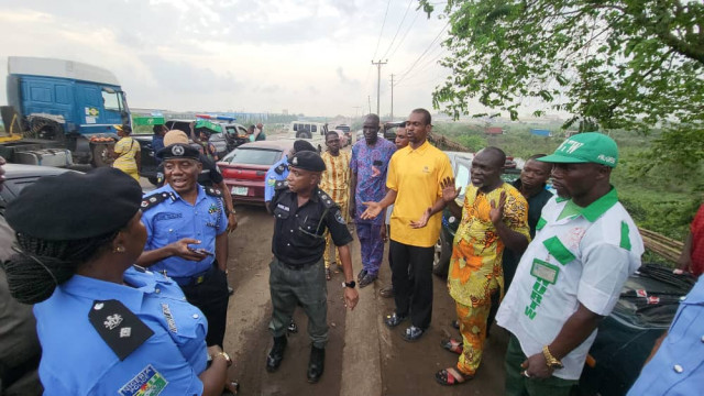 Ogun State Commissioner of Police, Dr Lanre Ogunlowo (2nd left) with officers during the tour of Sagamu Interchange
