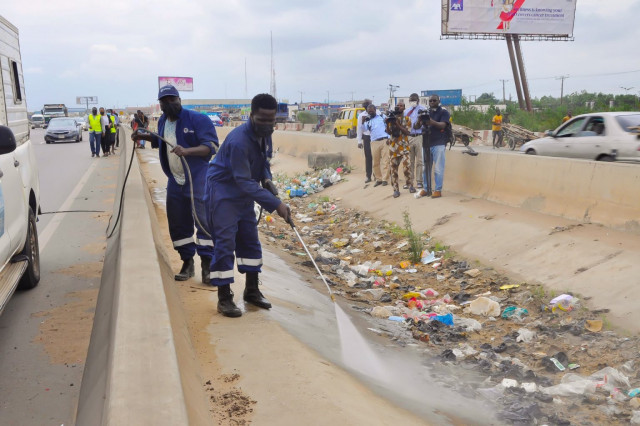 Lagos officials flushing out feaces along Lagos-Ibadan Expressway